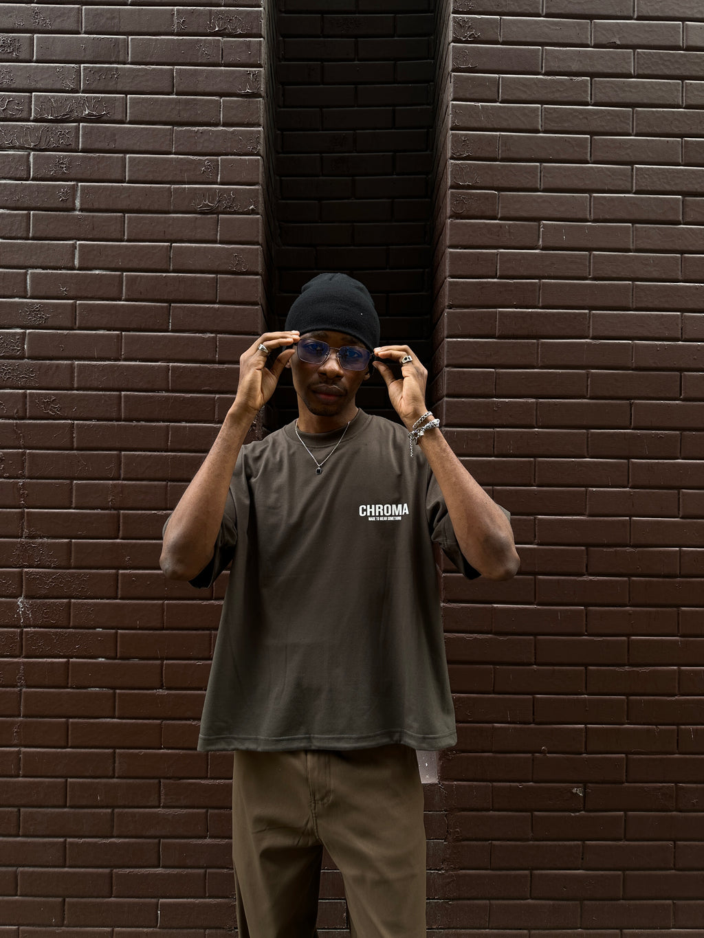 MOTION TEE IN DARK GRAY