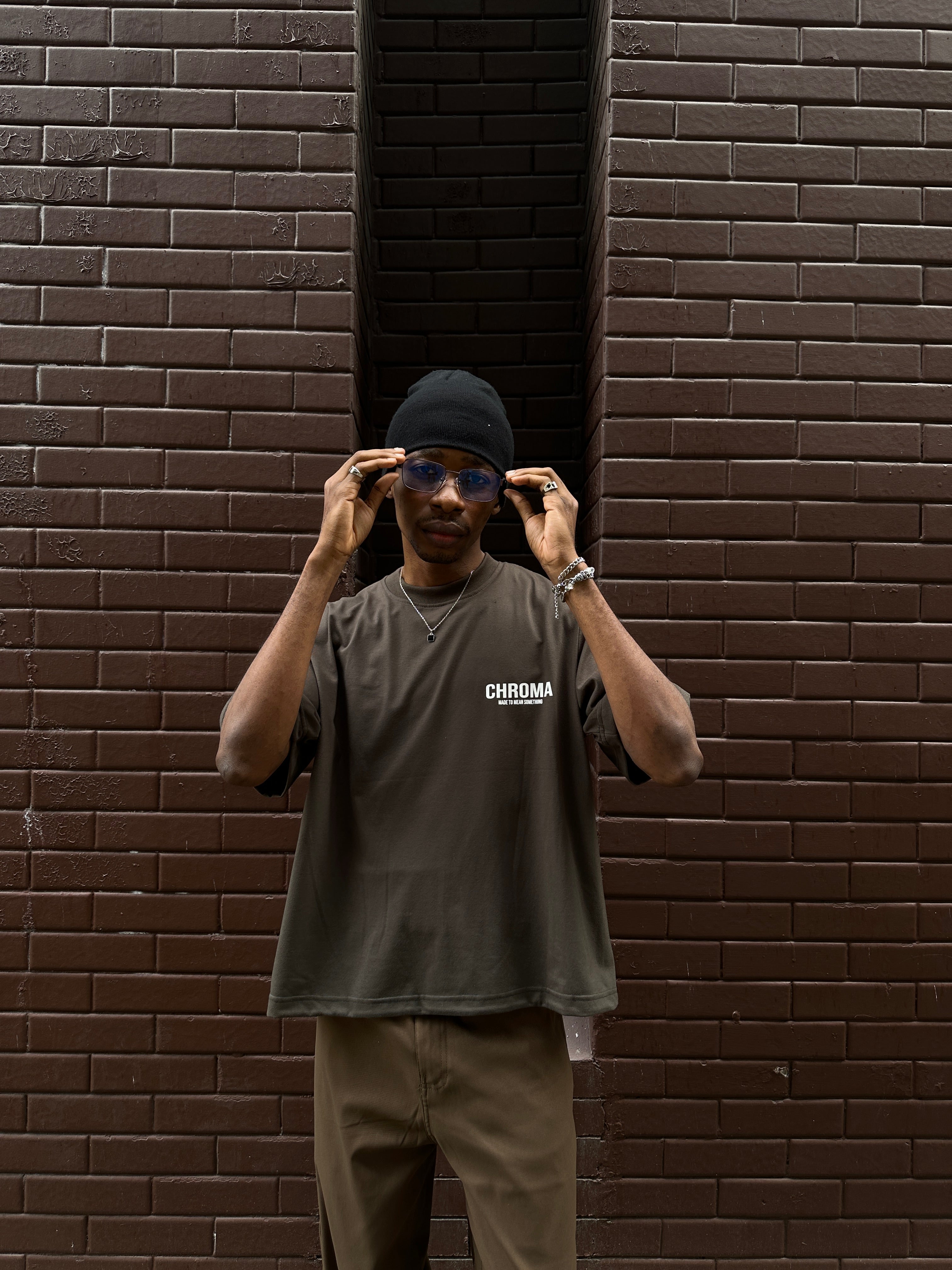 MOTION TEE IN DARK GRAY